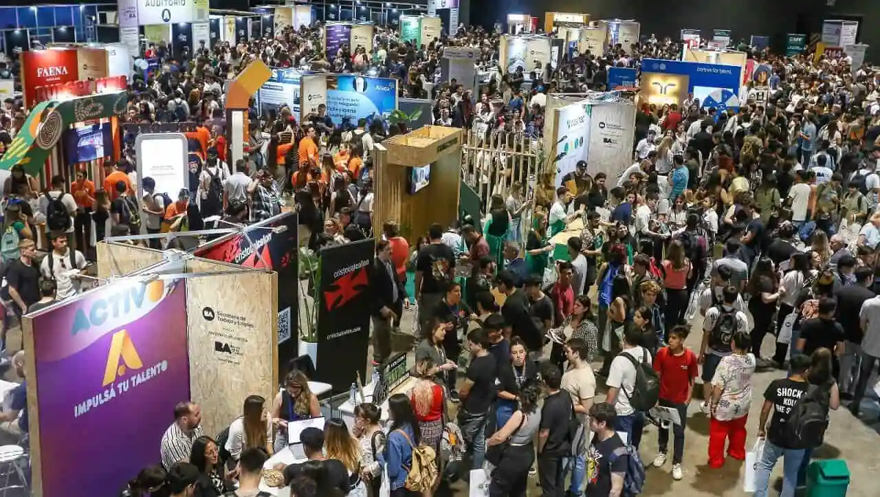 Personas recorriendo los stands de Expo Empleo BA