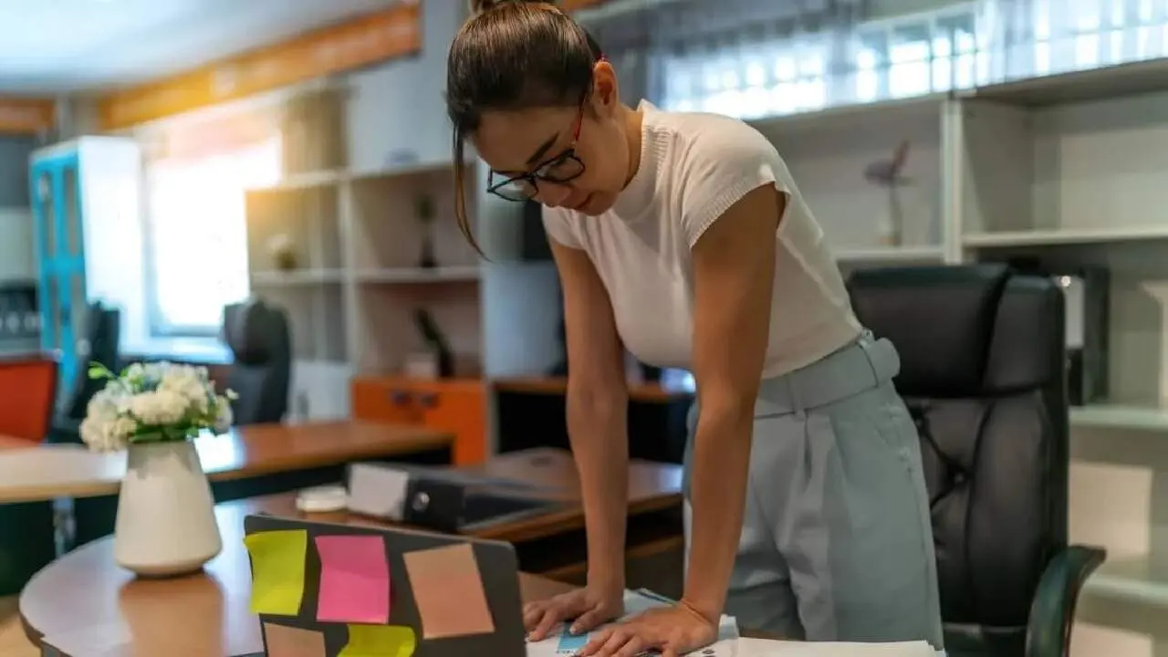 Mujer preocupada en un escritorio en su oficina. Imagen de Archivo.