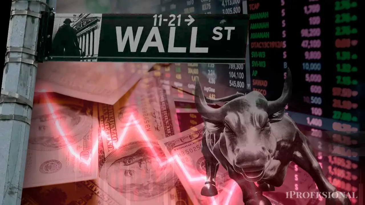 billetes de 100 dólares, gráficos bursátiles y el logo de Wall Street junto al clásico toro con un gráfico de caída y el logo de iProfesional en la parte inferior derecha