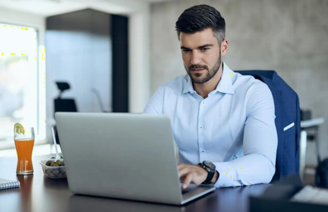 Hombre trabajando frente a una computadora