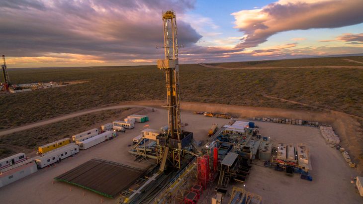 El informe plantea que las sanciones dispuestas por Argentina y la relevancia prioritaria de Vaca Muerta para las empresas de servicios petroleros podrían complicar la contratación de proveedores especializados. El informe plantea que las sanciones dispuestas por Argentina y la relevancia prioritaria de Vaca Muerta para las empresas de servicios petroleros podrían complicar la contratación de proveedores especializados.